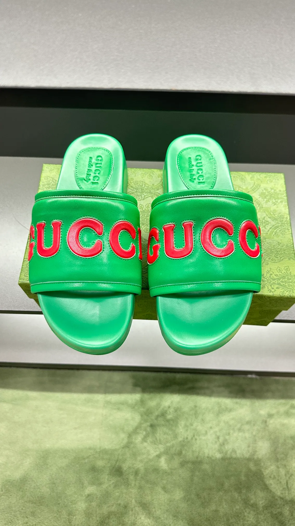 [G Family Couple Style] P: 320💰Female size 36~40 Men's size 39~45, (46. Custom-made GG slippers for men and women. This slipper is made of GG polyester fiber and is decorated with a Gucci label on the front, which adds a striking logo feel to the style. Beige GG recycled polyester fiber, same size for men and women, leather trim